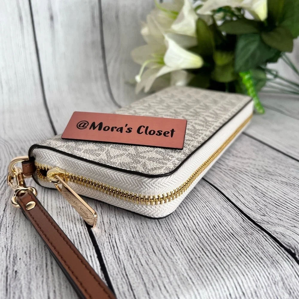 🦋Michael Kors Large Continental Wallet/Wristlet Vanilla